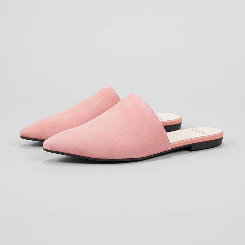 Produktfoto av rosa slip-in skor med spetsig tå, fotograferade på en grå bakgrund för e-handel.