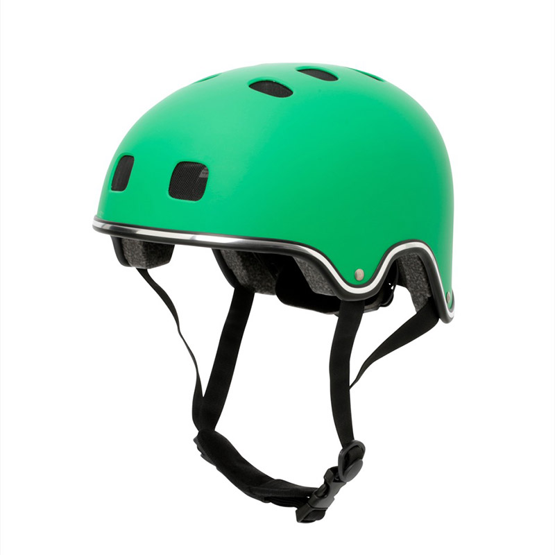 Grön cykelhjälm med ventilationshål och svart hakrem, fotograferad mot vit bakgrund för 360-graders produktvisning.