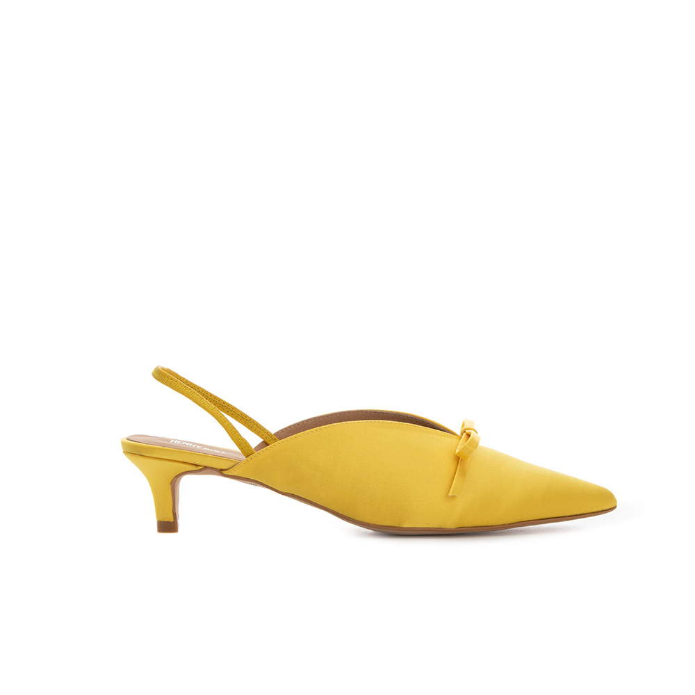 Gul slingback-klacksko med spetsig tå och liten rosett, fotograferad mot vit bakgrund för 360-graders produktfotografering.