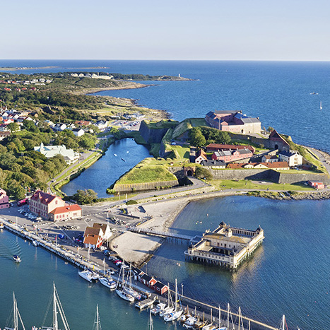 Drönarfoto över Varbergs fästning och hamnområde, taget med drönare för att visa vyer från ovan.