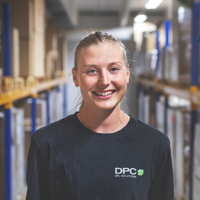 Personalfoto i Porträtt av en man i kostym, fotograferad mot en svart bakgrund för tjänsten personalfoto.