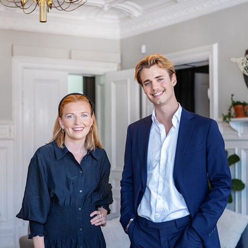 Två medarbetare från Fondia, stående i en elegant kontorsmiljö med klassisk inredning.